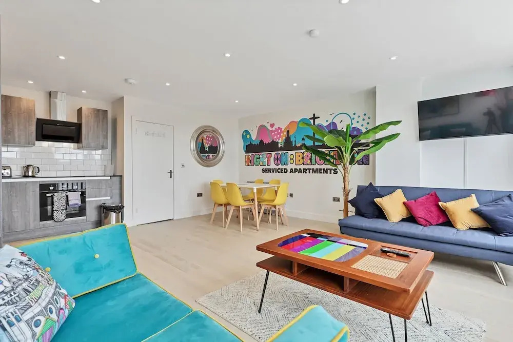 Right On : Bright On Apartment 1E | By My Getaways