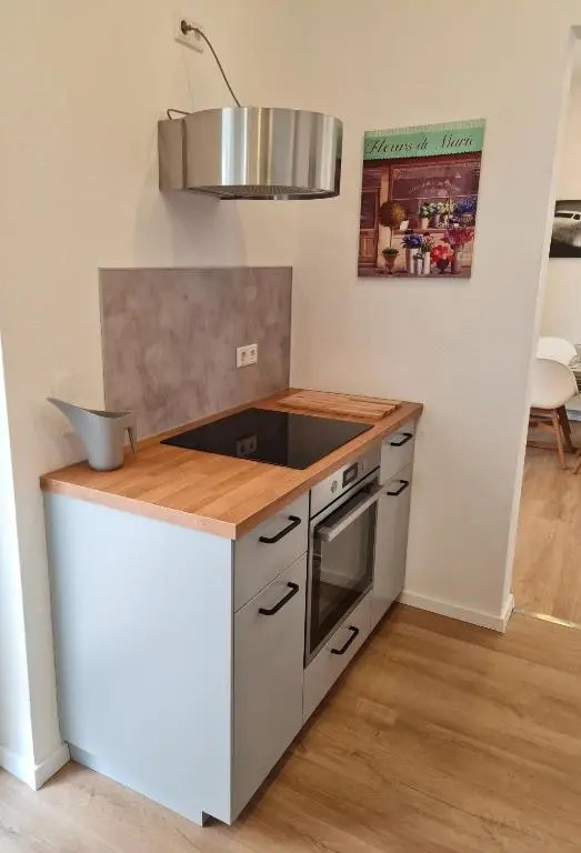 Burgunder helle und geräumige Ferienwohnung