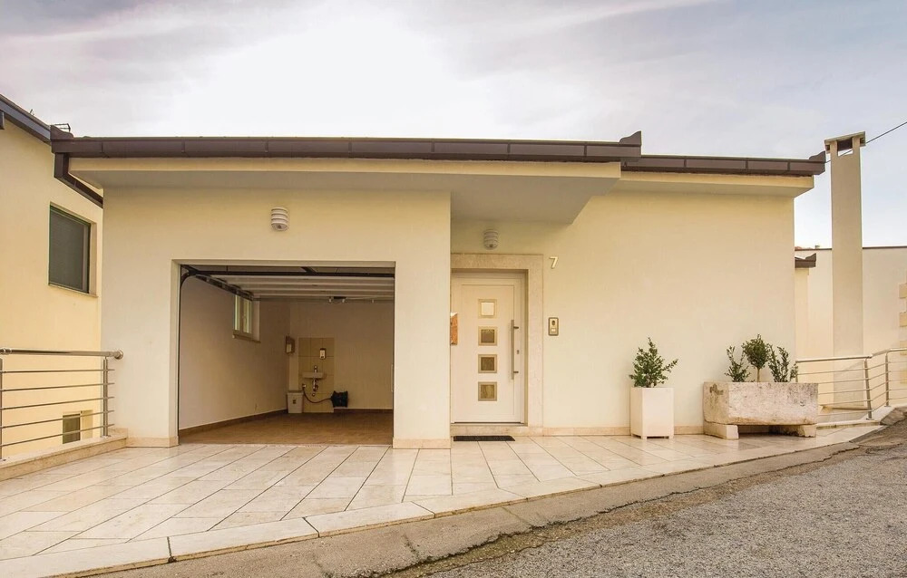Four-Bedroom Holiday Home In Brist