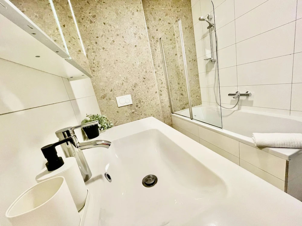 OneLuxStay near Fashion District