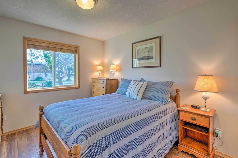 Hammond Home 2 Blocks to Marina & Columbia River!