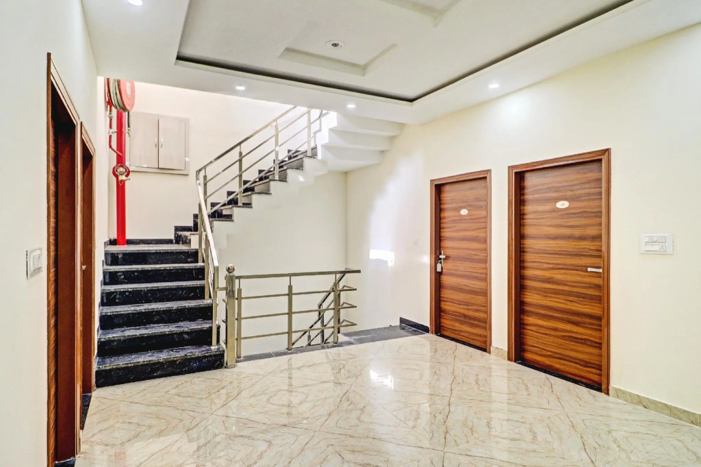 OYO 79374 Hotel The Crown