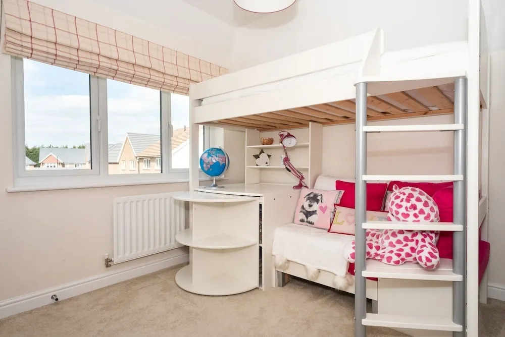 Huge & Modern 4 Bedroom House in York