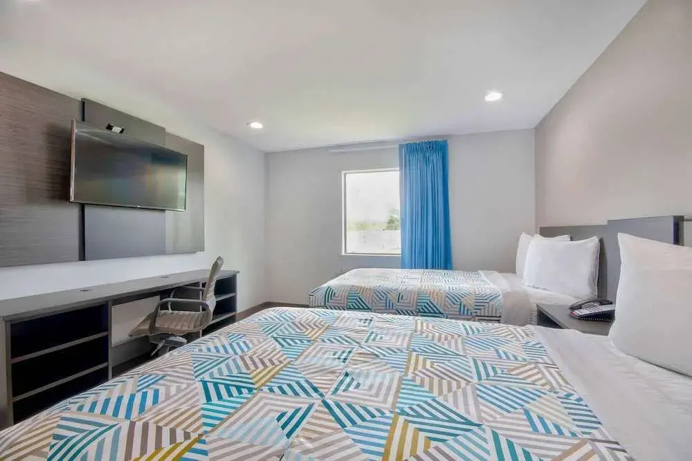 Econo Lodge Inn & Suites