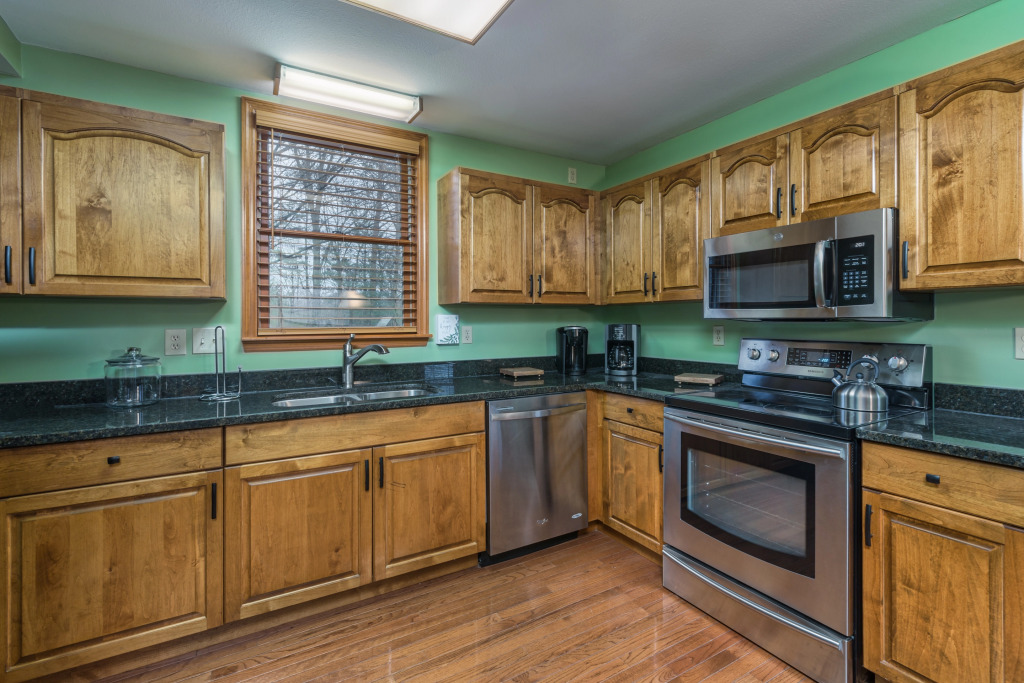 North Ridge Place Brand New Log Cabin with Hot Tub Great Location