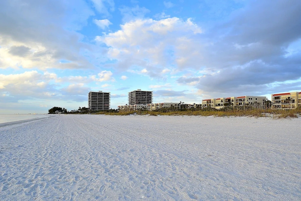 Land's End 404 Building 6 Direct Beachfront Condo/top Floor!