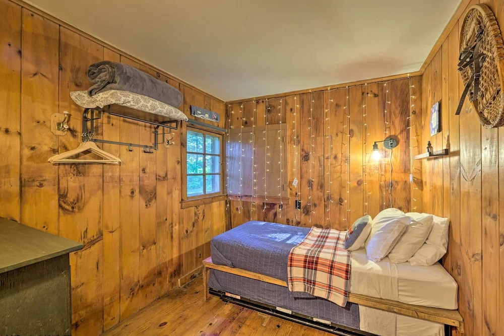 Charming Wilmington Cabin, 8 Mi. to Mt Snow!