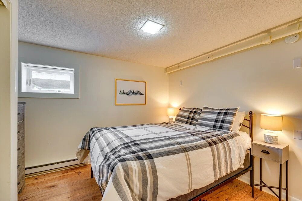Ski-in/ski-out Bromley Mtn Condo: Wood Fireplace!