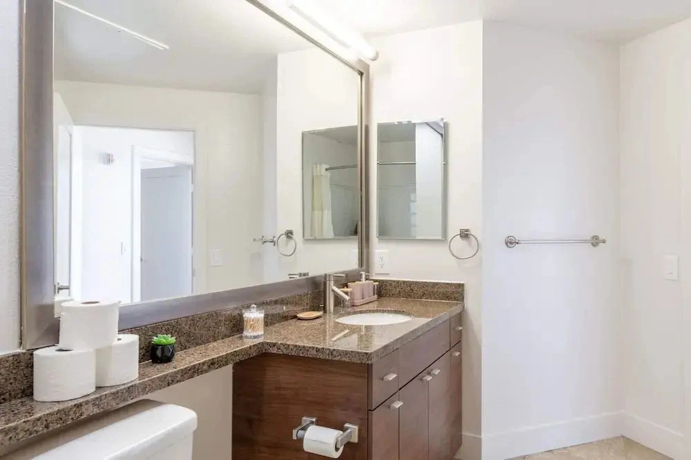 Sleek Marina Den, Central, Gym, Pool, King Bed