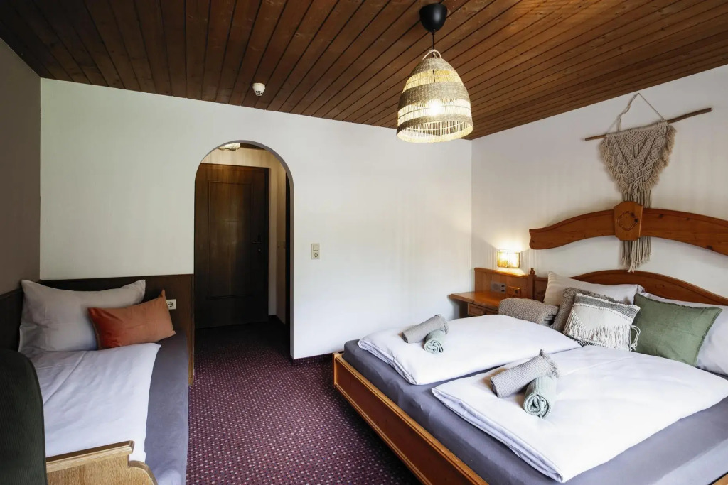 PineTree Lodge