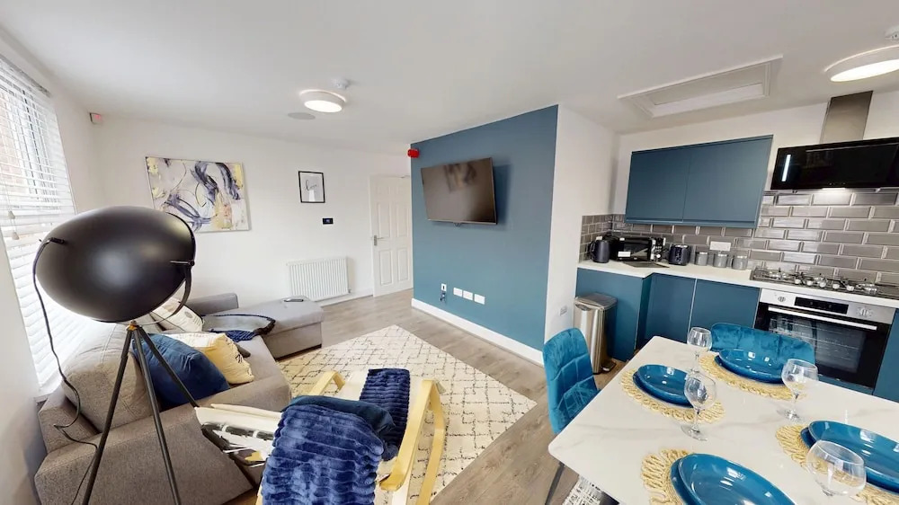 5 TVs 10 Mins to City 2 Showers Parking