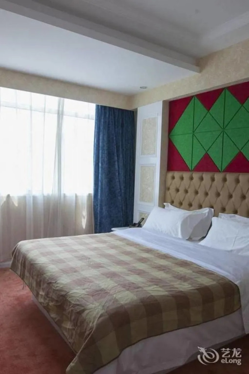 Roman Holiday Hotel (Wuhan Xibei Lake)