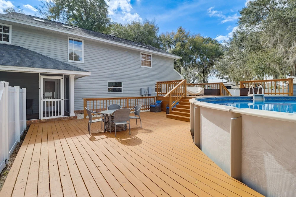 Private Pool & Lake Views: Family Home in Oxford