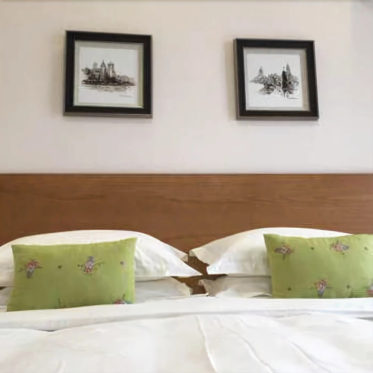 Haining Ruiqi Hotel