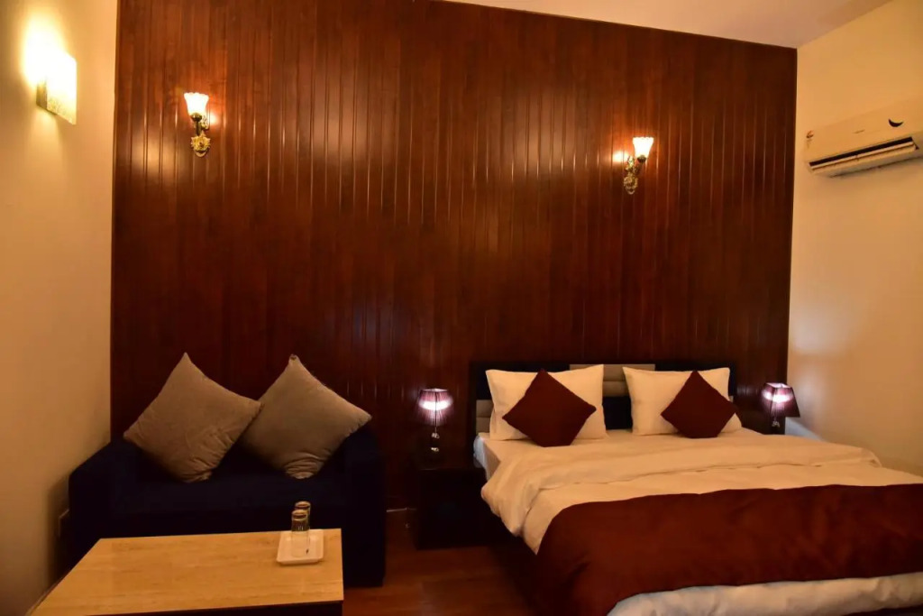 Nook Inn & Suites - 2 Min Walk From MG ROAD METRO