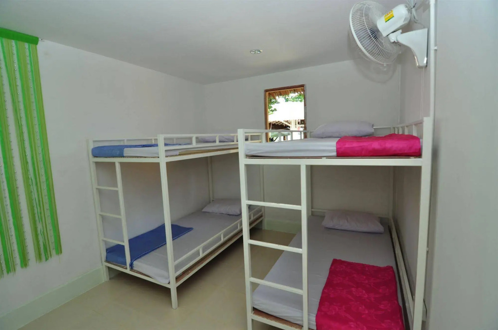 Blanco Dorm Room & Restaurant