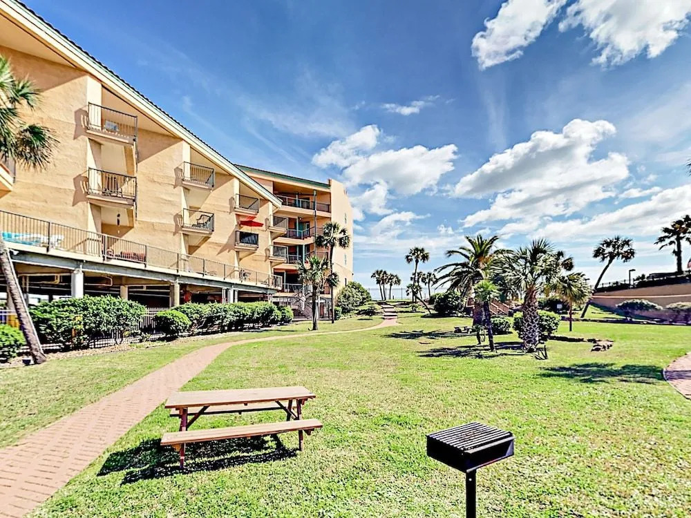 Beach-View Galveston Seawall Condo - 2 Br condo by RedAwning