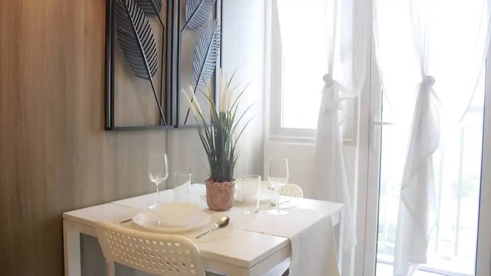 Luxury Bay Condo Near MOA With Balcony Free Wi-fi