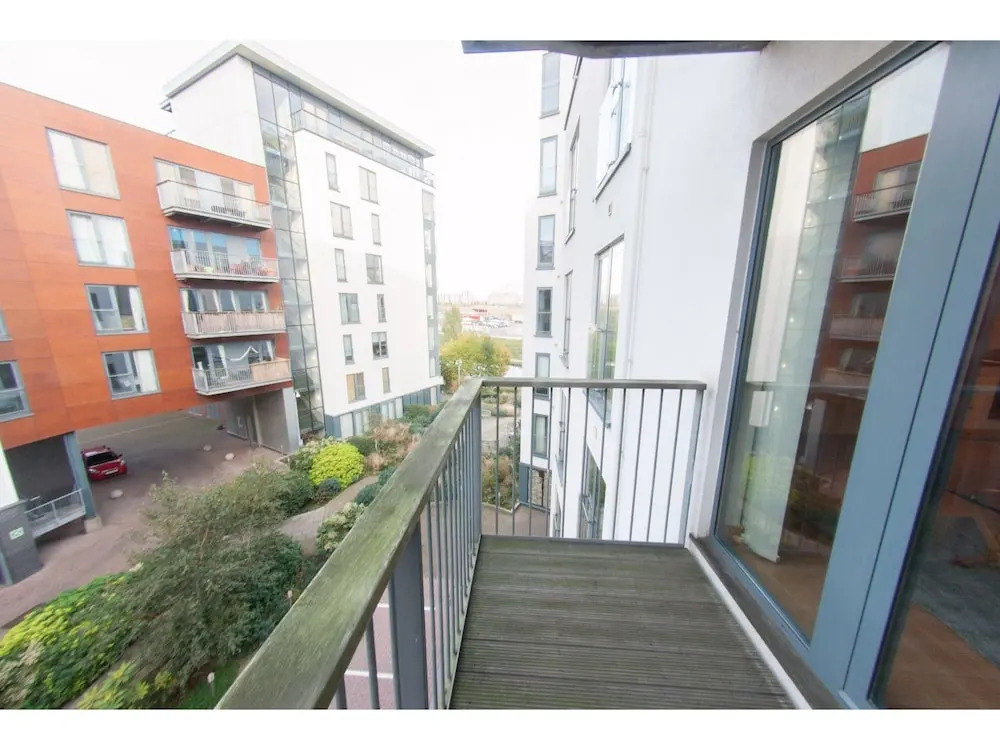 Spacious Riverside Flat for 4 in Stratford