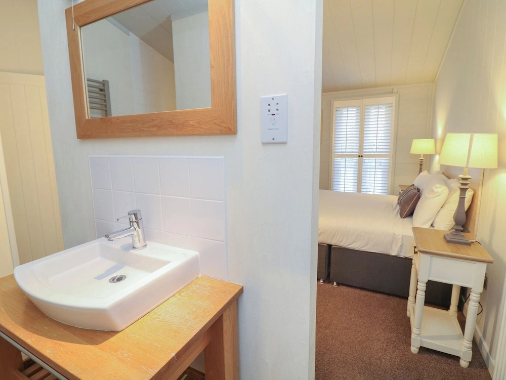 Indulgence Fishing Lodge With Private Hot Tub