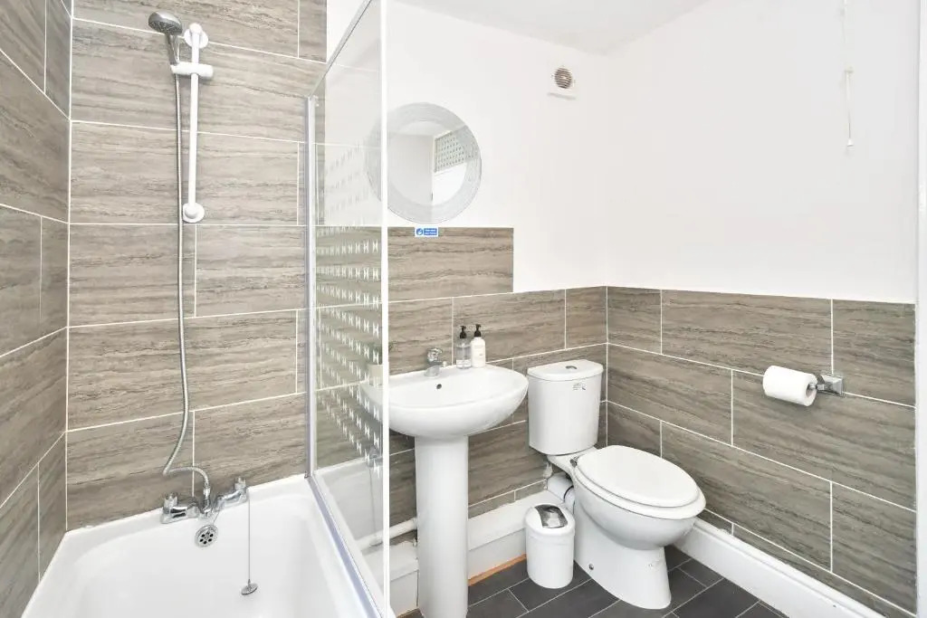 Wistaston House by YourStays 5 Bedroom House with TV in each room