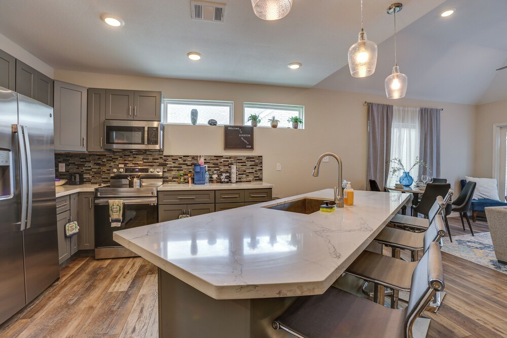 Houston Upgrade! Spacious + Modern Unit Near UH