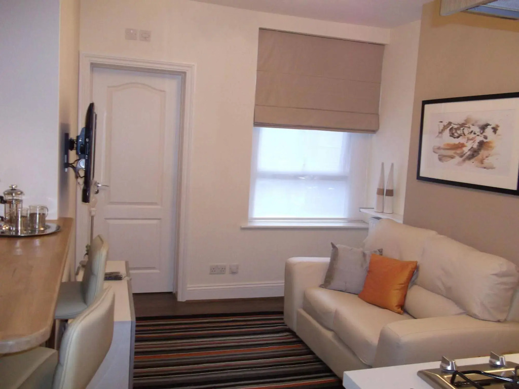 SHQ Apartments