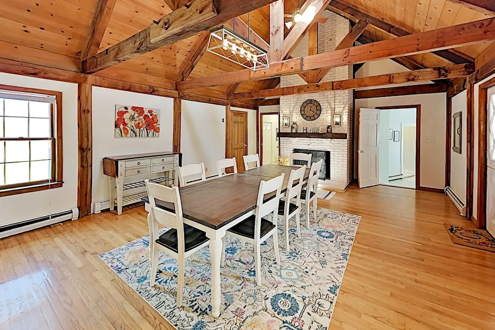 Renovated Retreat - Near Beaches & Town 5 Bedroom Home
