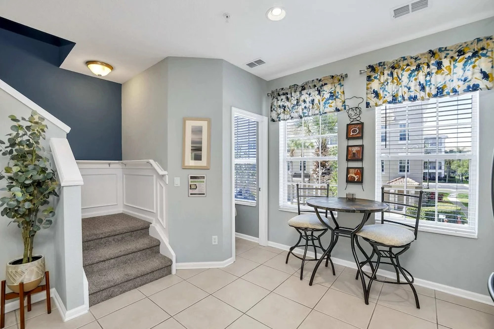Pleasant and Spacious Town Home Near the Convention Center #3vc107