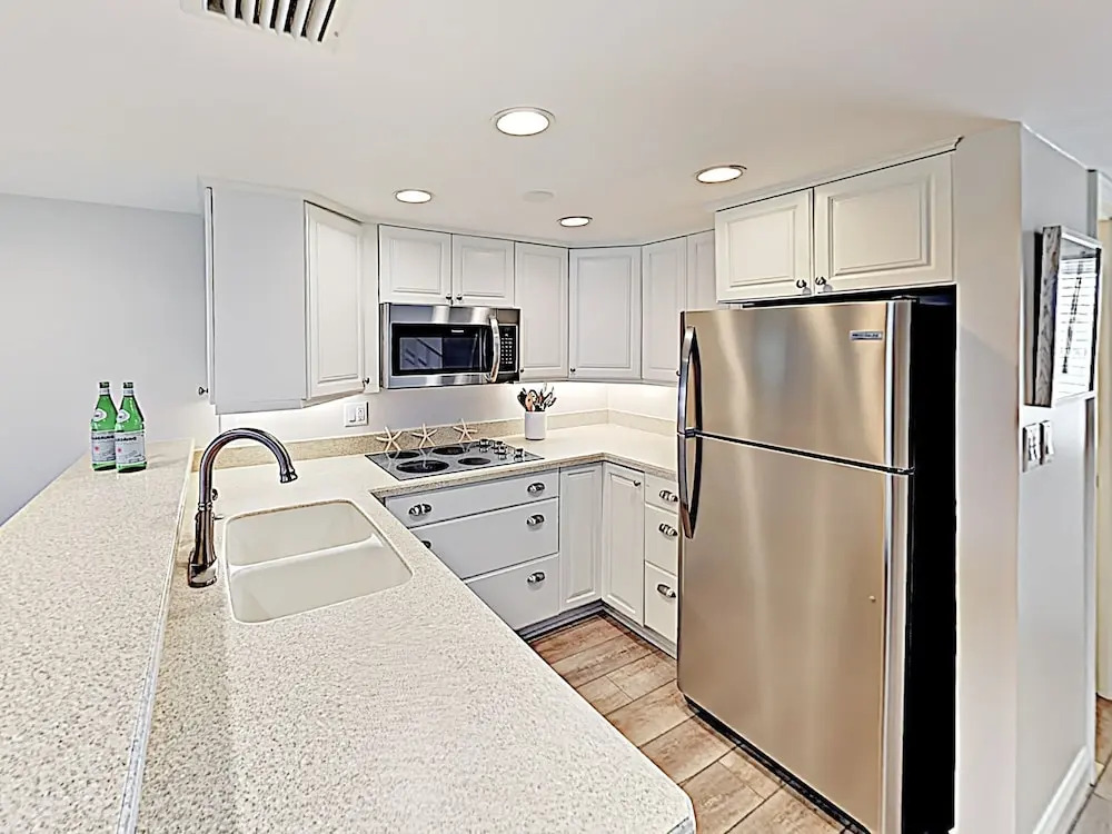 New Listing! Plush W/ Pool & Ocean Views 2 Bedroom Condo