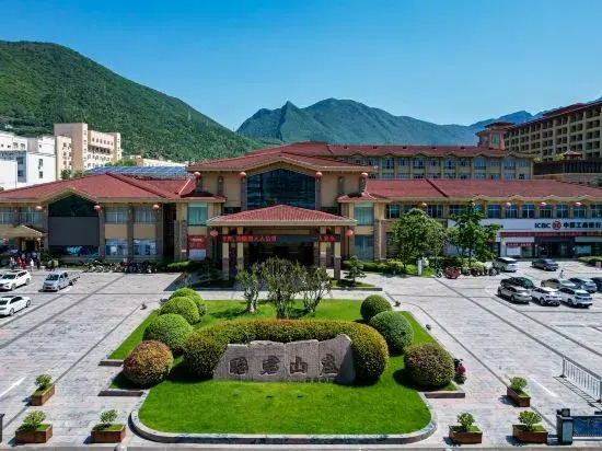 Zhaojun Mountain Villa (Xingshan High-speed Railway Station)