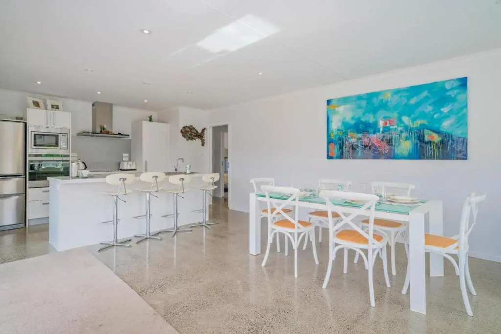 Roses Beach Pad - Matarangi Holiday Home
