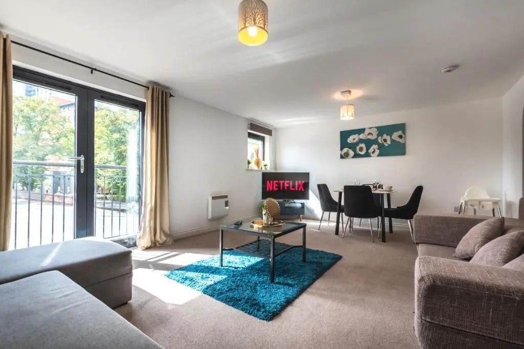 BEST PRICE! LARGE SPACIOUS 2 BED APARTMENT - King Size or Single Beds, Sofabeds, Smart TVs, FREE PARKING
