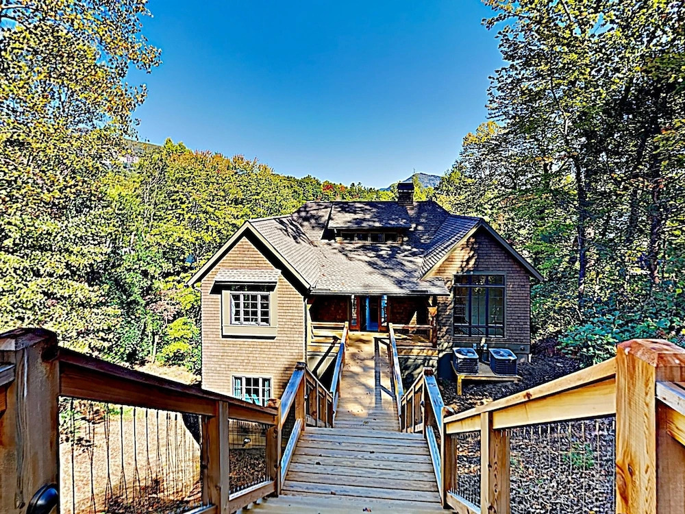 Brand-new Lakefront W/ Boathouse 4 Bedroom Home
