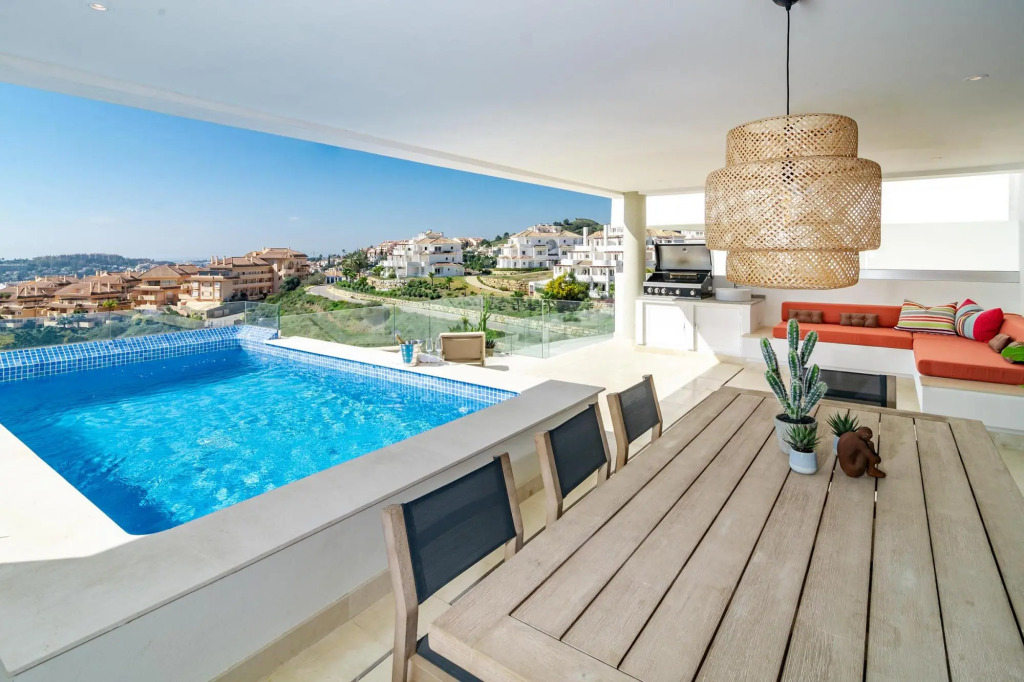 LMR- Luxury apartment, private pool. Families only