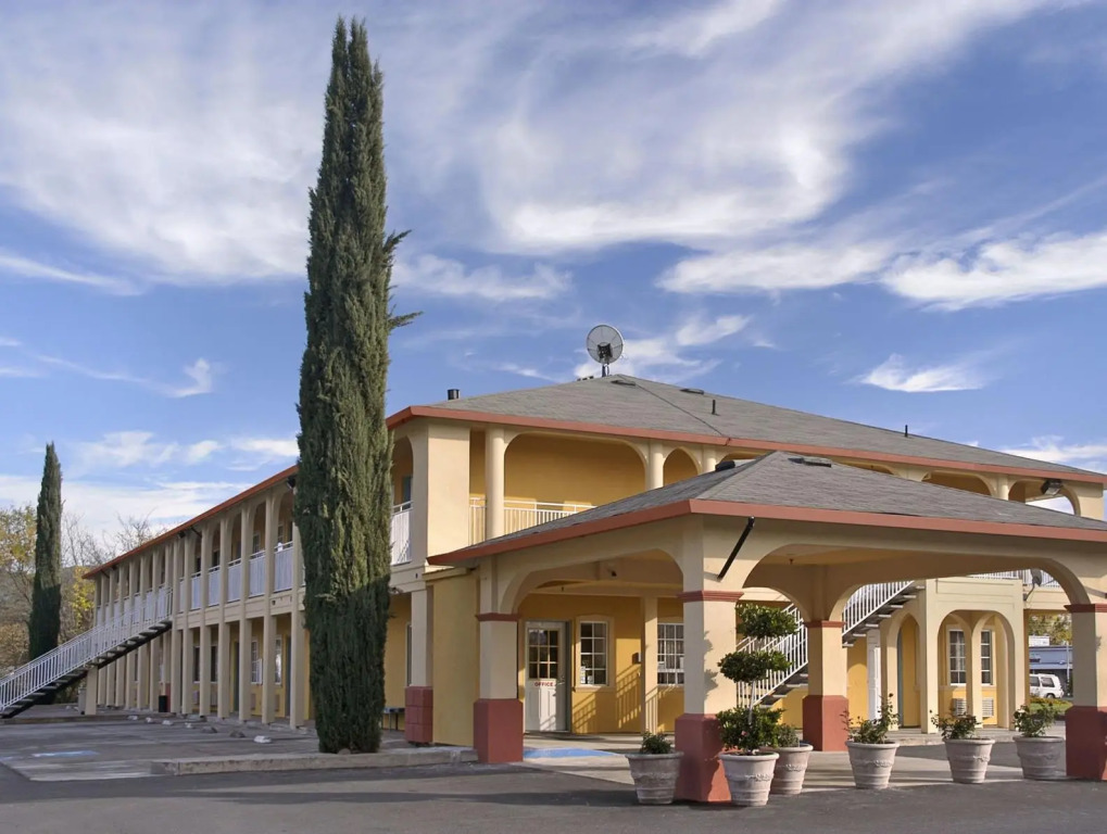 Upper Lake Inn & Suites