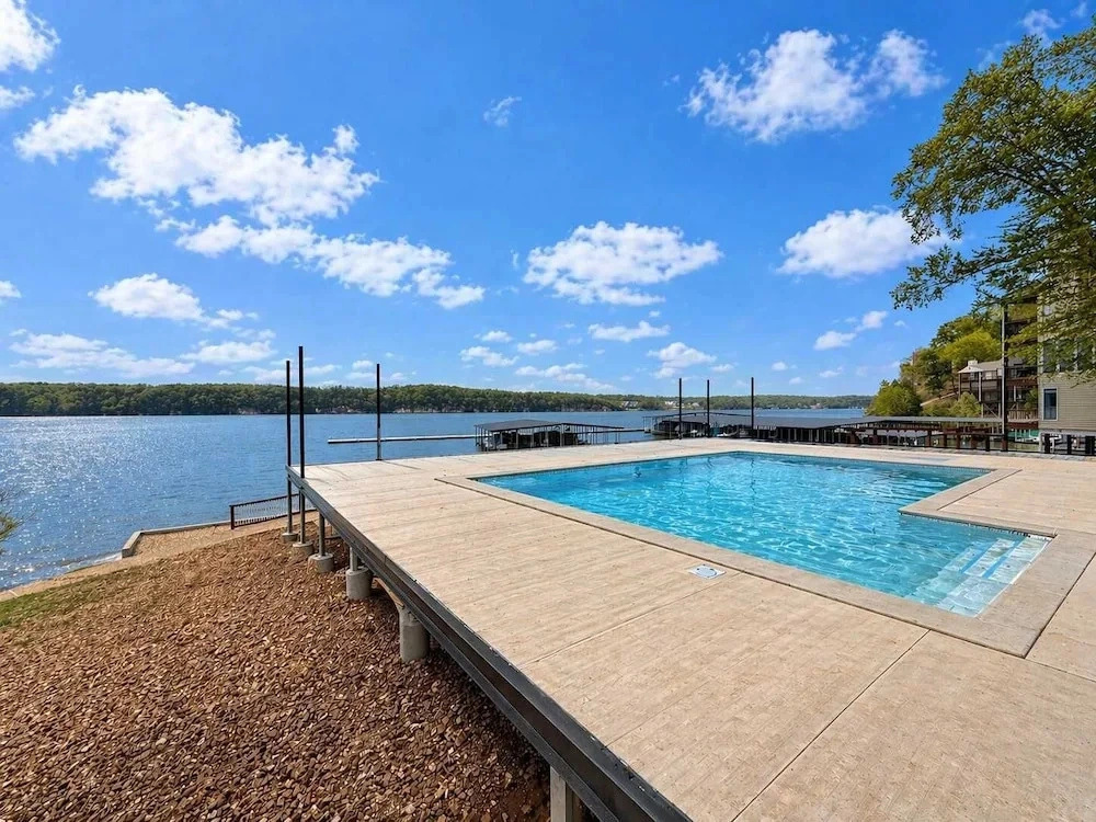 Lakefront Vibes Waterfront Pool