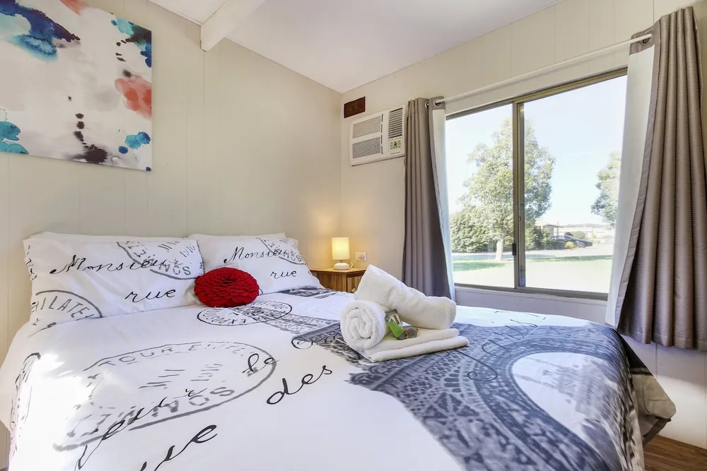 Serpentine Falls Park Home & Tourist Village