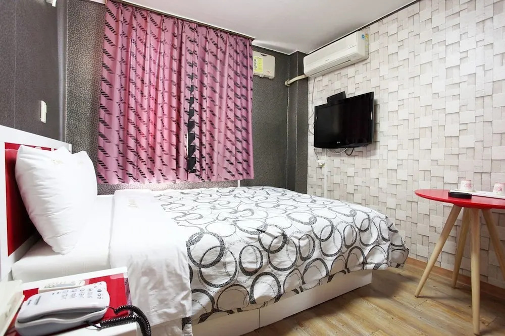 Motel M