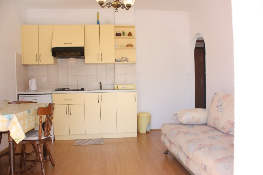 Apartment Petri - close to the sea: A2 Zuti  Tisno, Island Murter
