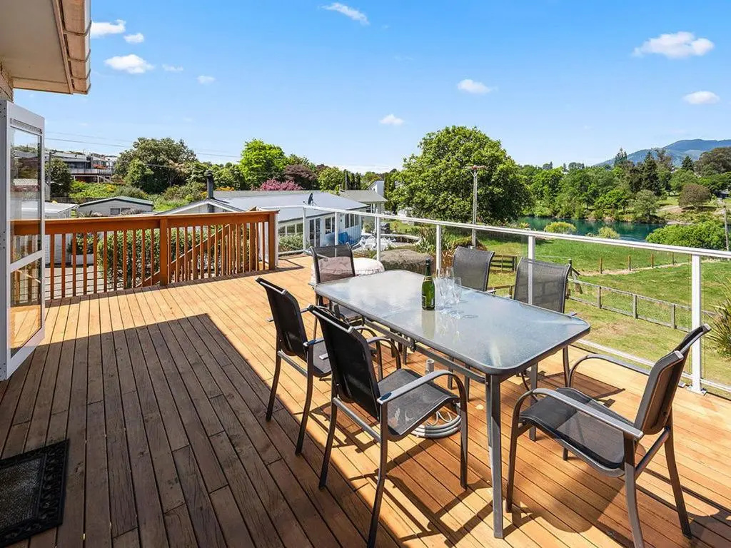 Central Riverside Retreat - Taupo Holiday Home