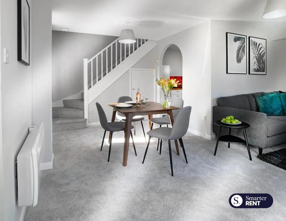 Wokingham - 2 Bed Stylish House, Central - Parking