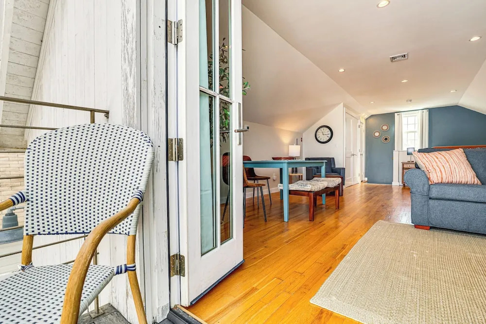 Walk to Coast! Convenient Cottage in Dtwn Madison