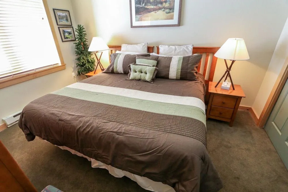 Sunstone 114 Updated Ski-In Ski-Out Condo At Sunstone Lodge with Great Complex Amenities by RedAwning
