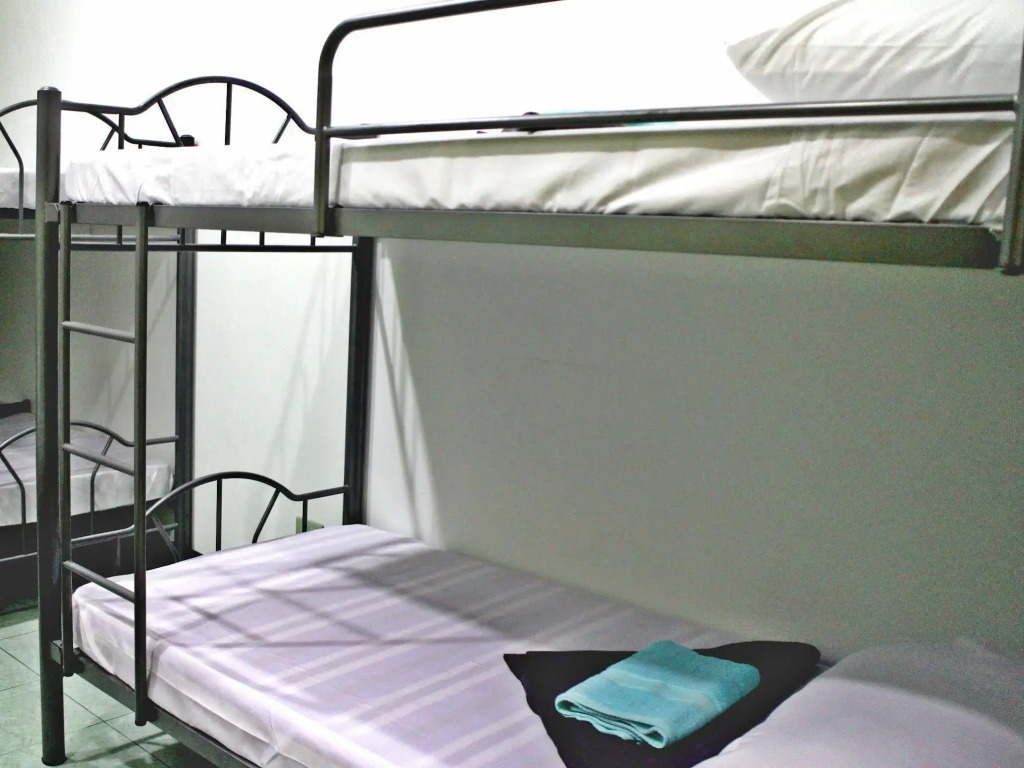 Mountain Breeze Hostel Tagaytay Center