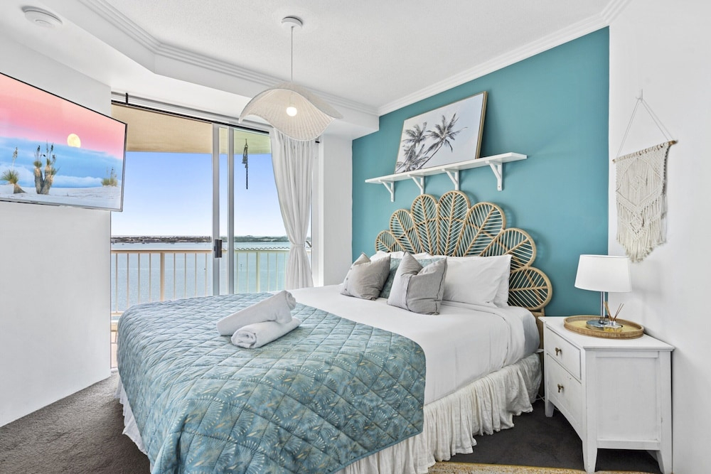 Bright 2 Bed Apartment With Ocean Views