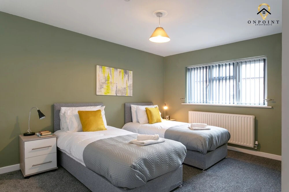 Spacious 6 Bed Home with Parking