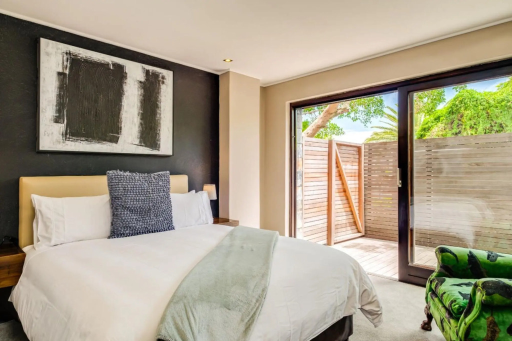 Lovely 1 Bedroom Apartment in Camps Bay