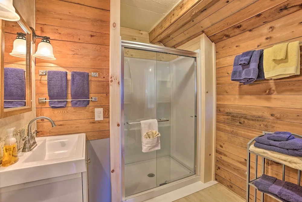 1/2 Mi to Dtwn Suttons Bay! Lakefront Cottage