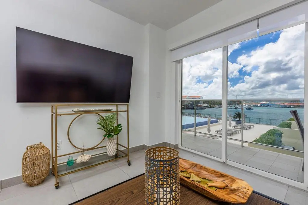Breathtaking 2 Bedroom Apartment with Harbor View